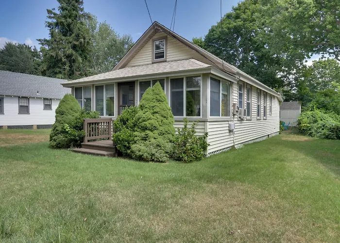 'Grandma'S Cottage' W/ Sunroom: Walk To Beach